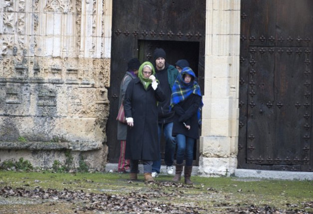Lucía Dominguín y dos de sus hijos, Olfo y «Palito», saliendo de una iglesia en Brieva, la localidad segoviana donde tiene casa Lucía Bosé.