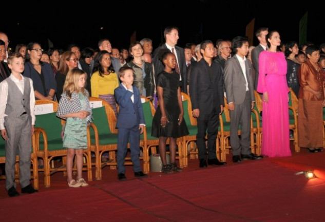 Angelina viajó con sus seis hijos a Camboya para presentar su última película.