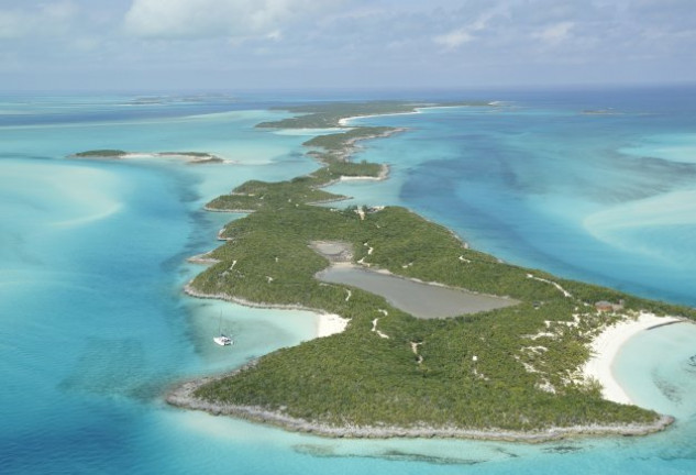 Vista aérea de la isla privada que el actor adquirió en las Bahamas y en donde celebró su boda con Amber Heard. 