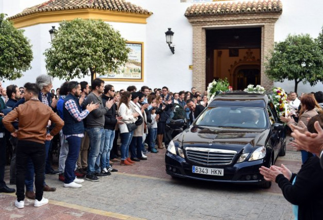 Muchas personas asistieron, con gran dolor, al funeral que se celebró por el eterno descanso del joven en una iglesia de Marbella.