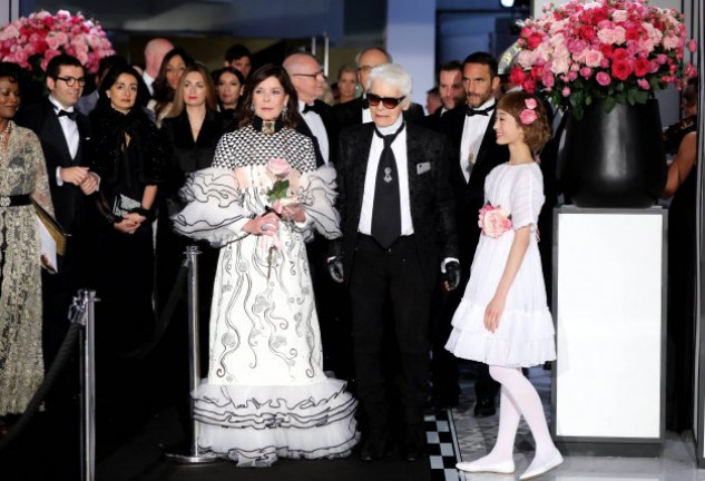 Carolina de Monaco, espectacular con un modelo de Chanel Alta Costura, llegó a la gala acompañada por su gran amigo, el diseñador Karl Lagerfeld. 