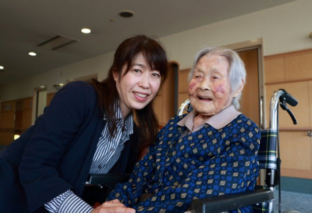 Junko Takahashi con Shino Mori, de 111 años.