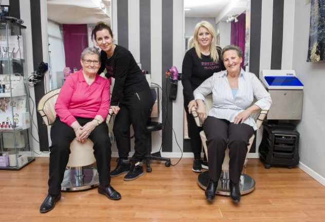 Bibiana (a la izquierda de la imagen) y Pilar (con el pelo rubio) con dos de las clientas de su peluquería.