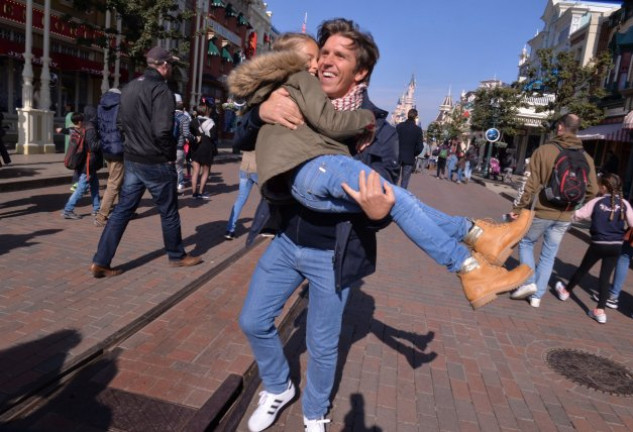 El torero se mostró muy juguetón con su hija pequeña, Triana.