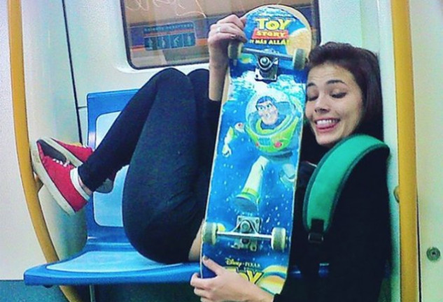 La guapa presentadora cuando era jovencita, con su inseparable «skate» 