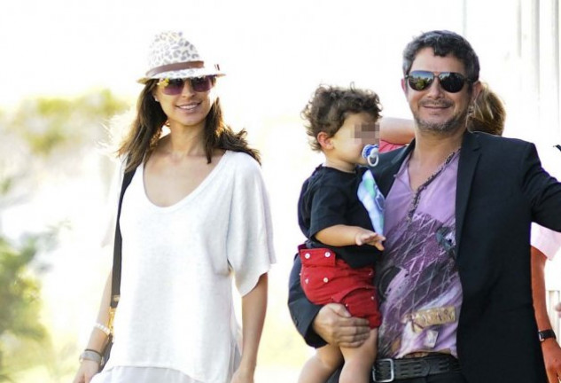 Alejandro con Raquel Perera y Dylan, el primer hijo que han tenido juntos.