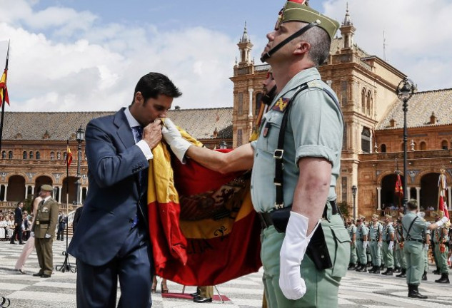 Fran Rivera, besando la bandera.  