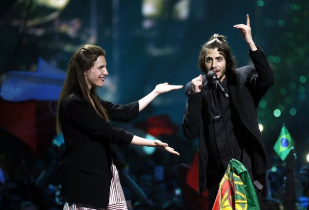 Tras ganar, Salvador actuó con su hermana, compositora del tema. 