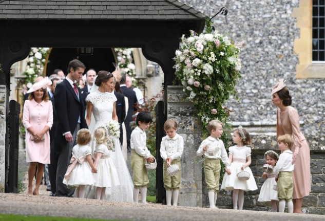 Kate ejerció de hermana de la novia, ayudándole con el vestido y controlando al cortejo de pajes y damitas.