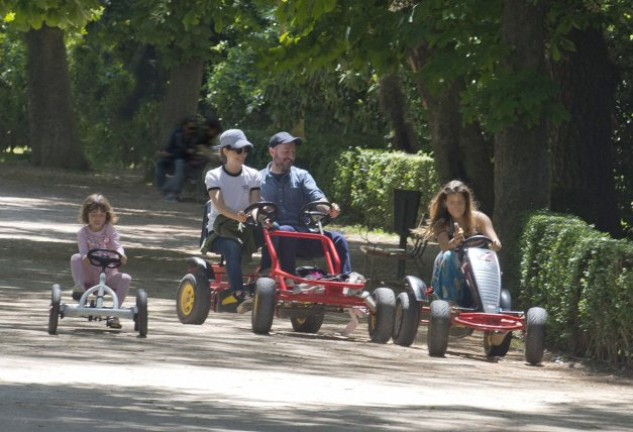 Diego, su novia, Bárbara, y sus dos hijas condujeron estos divertidos vehículos por el madrileño Parque del Retiro.