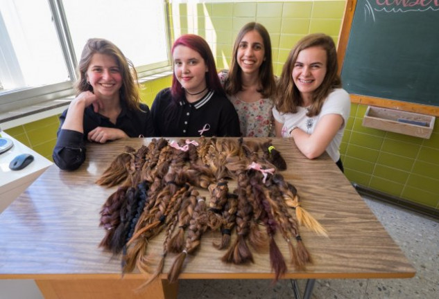 Las estudiantes de 4º de la ESO de La Salle Tarragona posan orgullosas con las trenzas recogidas en la jornada solidaria que organizaron.