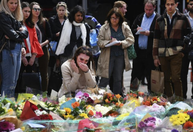 El lugar de la tragedia se llenó de flores y de muestras de condolencia con los fallecidos en el atentado. 