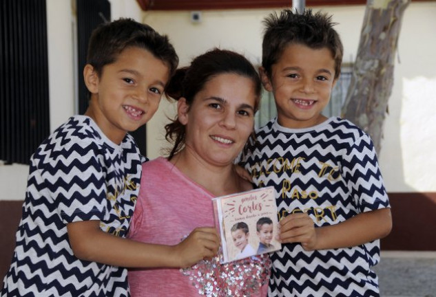 Antonio y Paco, con su madre, Tana, y el disco que acaban de sacar. 