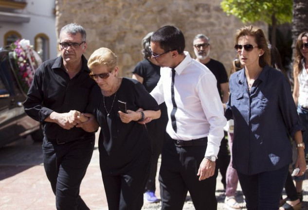aría González, la madre de David, sostenida por algunos familiares, en el funeral del modisto celebrado en Marbella.