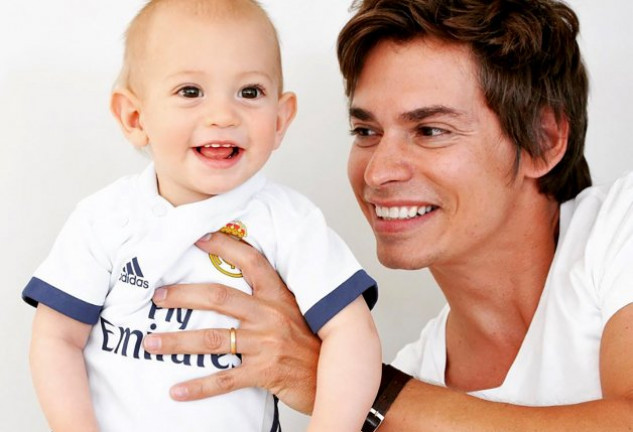 Carlos Baute celebró el último triunfo del Real Madrid con su peque, Markuss, de 10 meses.