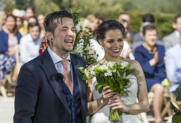 Carlos y su chica se dieron el «sí, quiero» ante los jueces del concurso y algunos excompañeros del novio.