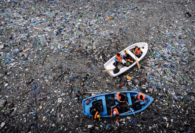 Cada año llegan al mar 8 toneladas de residuos y desechos de plástico.