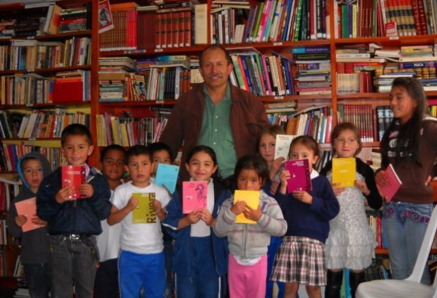 La casa de José Alberto se llena de niños del barrio que disfrutan de un buen rato de lectura. 