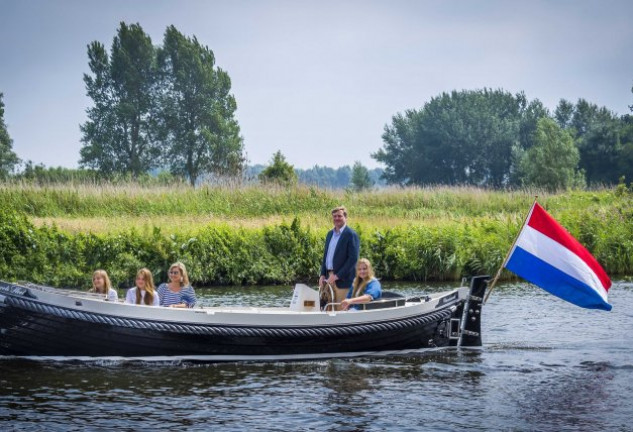 Guillermo y Máxima de Holanda y sus hijas, Amalia, Alexandra y Ariadna, llegaron en barco a Warmond.