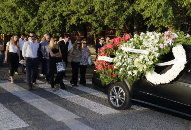 Familiares y amigos siguiendo el coche fúnebre que trasladaba los restos mortales de la artista, que falleció en Sevilla.