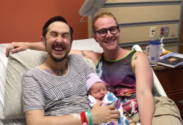 Trystan y Biff presentaron a Leo a sus seguidores de Facebook y se mostraron emocionados con el bebé ya en sus brazos.