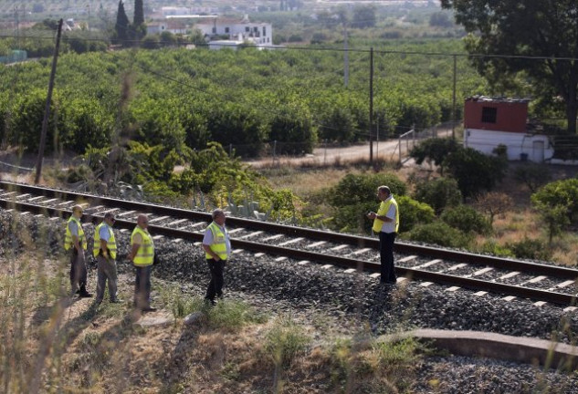 Agentes y operarios de Adif en la zona donde apareció el cadáver de la niña.