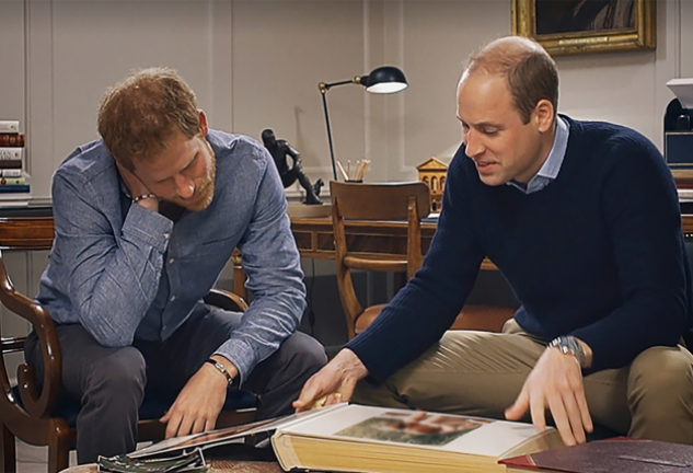 Guillermo y Enrique mirando un álbum de fotos de su infancia.