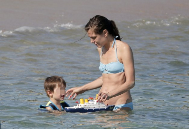 Carlota jugando con el pequeño Raphaël, que no se separó de su barco de juguete.