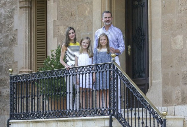 Los Reyes posaron con sus hijas, Leonor y Sofía, en el palacio de Marivent.