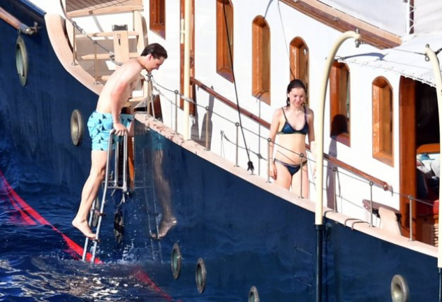 Alexandra y su novio, Ben-Sylvester también están pasando unos días en el yate de la familia.