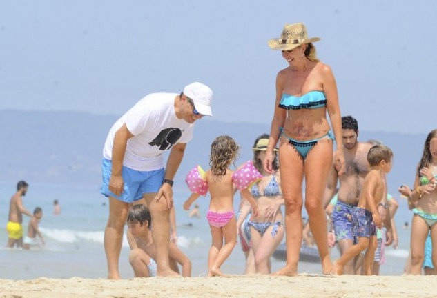 Olvido Hormigos con su marido Jesús y su hija Valeria en las playas de Cádiz. 