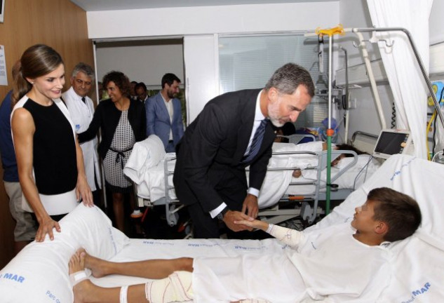 Los Reyes visitaron a los heridos que permanecían ingresados. 