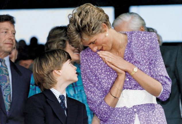 La princesa de Gales con su hijo Guillermo.