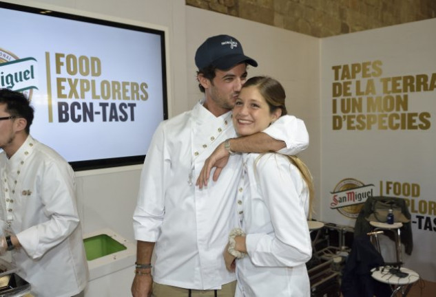 La pareja ya no oculta su amor, tal y como demuestra esta cariñosa imagen.