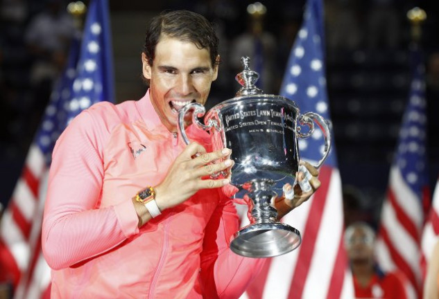 Rafael Nadal mordiendo el trofeo del US Open. 