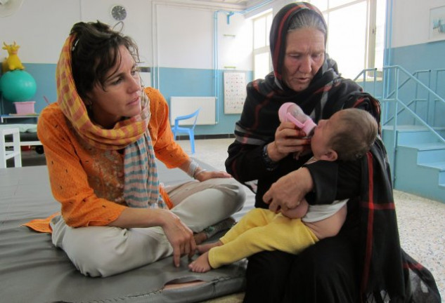 Lorena, durante una de sus consultas en un centro de la Cruz Roja de Kabul. 