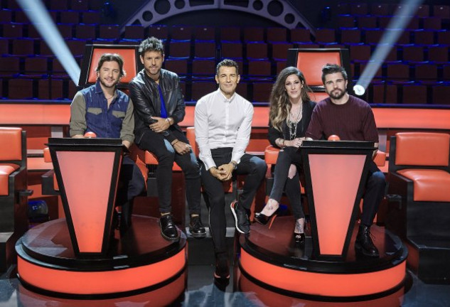 Manuel Carrasco (izquierda), Pablo López, Jesús Vázquez, Malú y Juanes en el plató donde se graba «La Voz». 