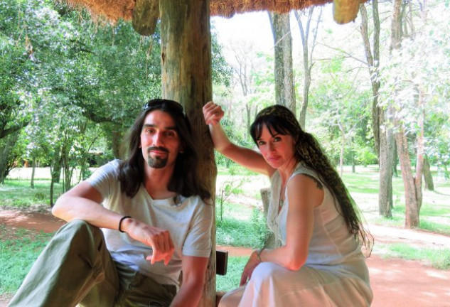 Beatriz, de 47 años, y su marido, Rubén, de 35, posan felices en Kenia. 