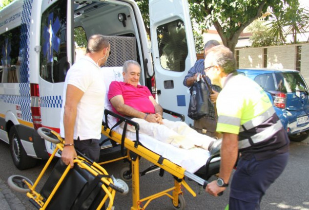 Bernardo, subiendo en camilla a la ambulancia que le llevó al hospital Virgen del Rocío, de Sevilla.