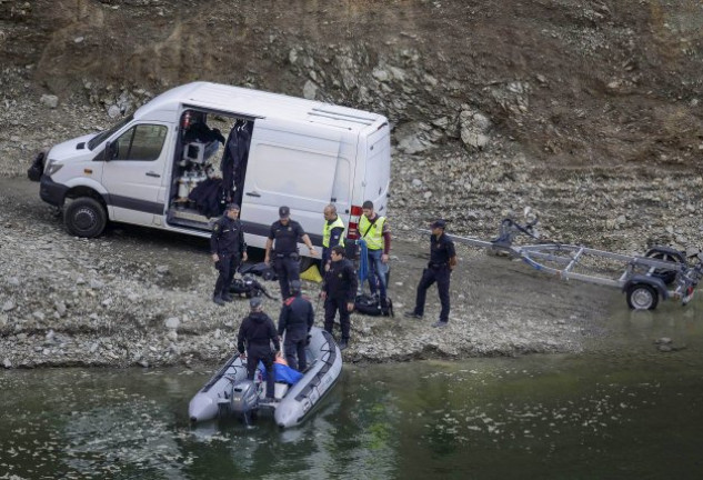 Agentes de la policía autonómica realizando una búsqueda en el pantano antes de que se hallaran los cuerpos sin vida de los dos jóvenes.