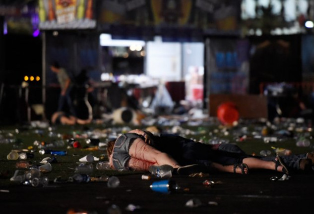 Dos personas yacen, muertas, en el lugar donde tenía lugar el concierto country.