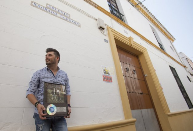 El cantante, con su Disco de Platino en una de las calles de Utrera. 