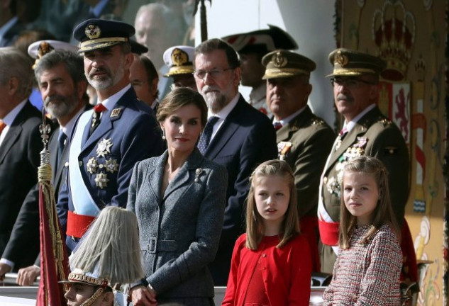 Letizia, que destacó por su elegancia, estuvo pendiente de sus hijas, que dieron un ejemplo de saber estar, pese a su corta edad, durante las dos horas de desfile.