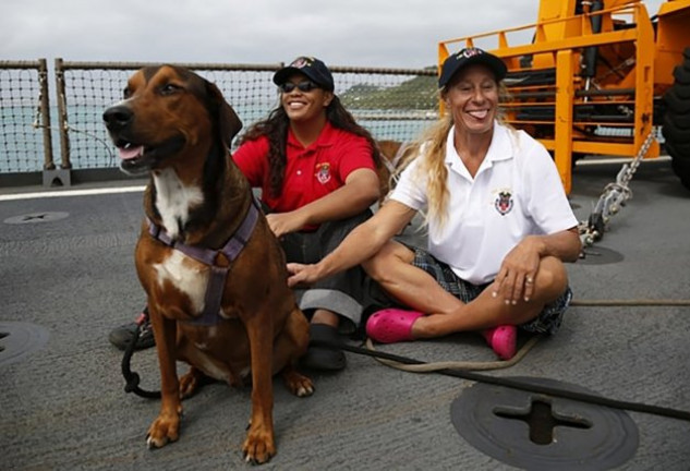 Tasha y Jennifer, con una de sus mascotas, a bordo del buque que las rescató. 