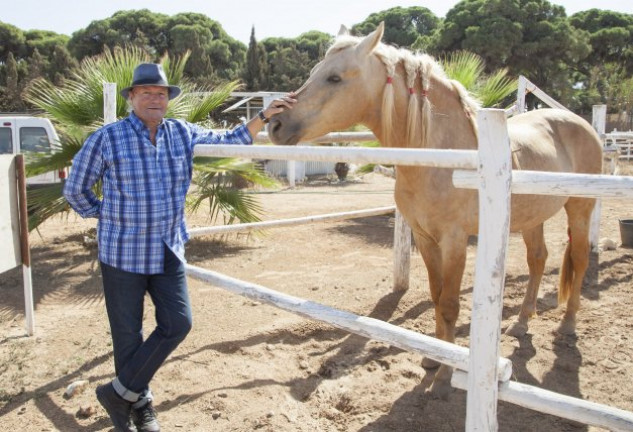 Amador con uno de sus caballos, a los que adora.