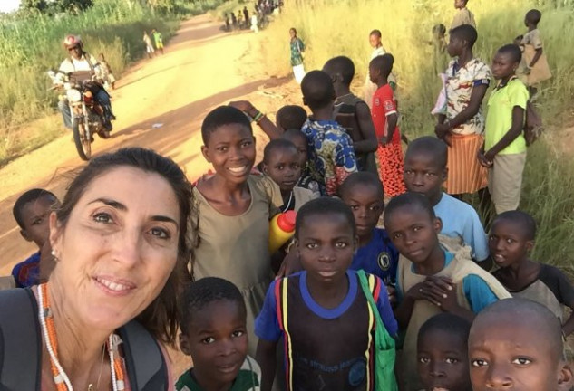 La gaditana se lo pasó en grande fotografiándose con los niños de las tribus.