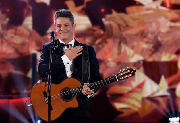 Alejandro puso el broche de oro a la noche cantando el tema «Corazón partío». 