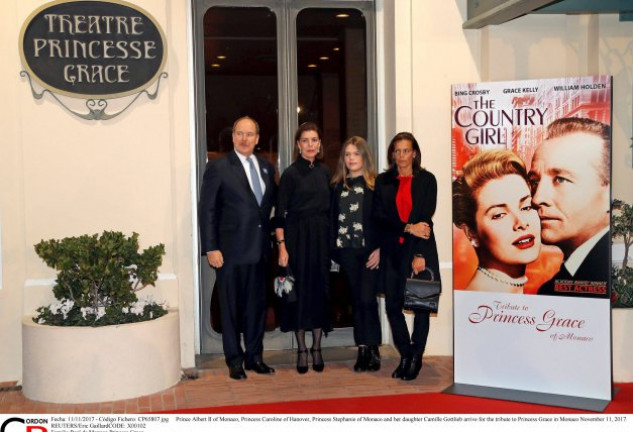 Alberto, Carolina, Camille y Estefanía posaron juntos en la proyección de «La angustia de vivir», en homenaje a la recordada princesa Grace.