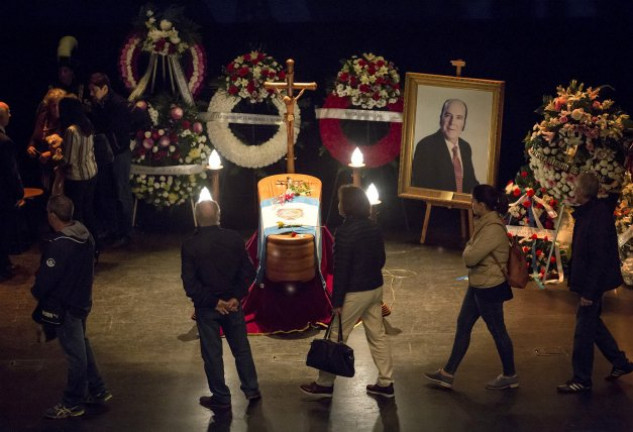 El féretro de Chiquito de la Calzada quedó expuesto en el auditorio Edgar Neville, de la diputación malagueña.