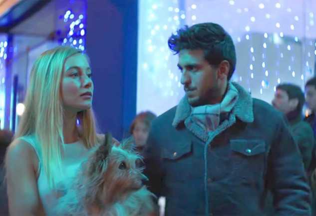 Charlotte Vega, Dani Luque y Max, en una escena del espot.